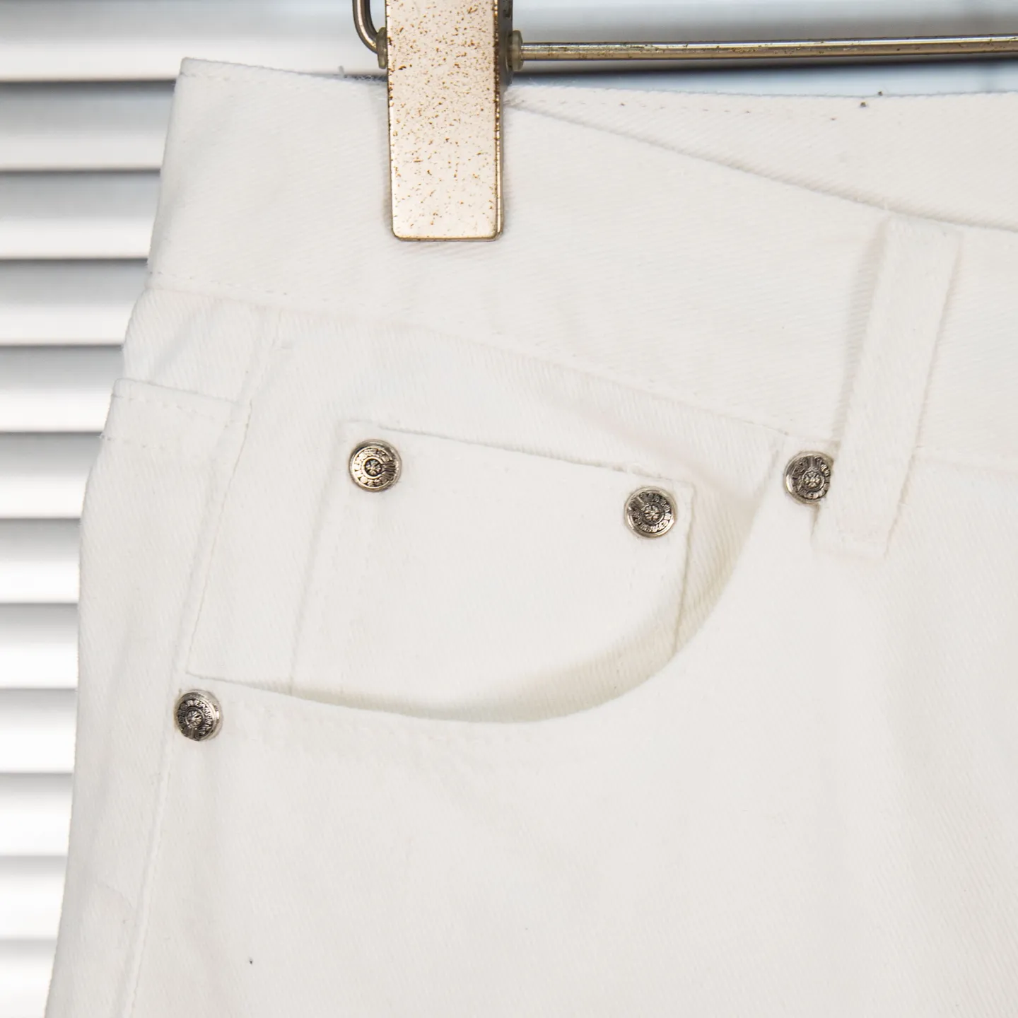 P240 Chrome Hearts & Chrome Hearts high street jeans with leopard print and vintage graffiti paintings on a white background. Chrome Hearts are the most popular pants in color. Made of beaded canvas fabric, heavy washing makes the upper body of the fabric more textured and the pants are tall and straight! The three-dimensional cutting of the whole trousers is a masterpiece! The hardware is customized by zp. The beaded canvas fabric is thick and soft after being washed. It has good breathability. Customized small leather label. Unique design. The details are simple and elegant, and the workmanship is exquisite. The whole trousers are neatly routed and the details are in place! Trendy people have been disappointed. From the quality selection of fabrics, the tailoring of details, and the matching of patterns, everything is impeccable! The upper body is so handsome when worn...it can be easily worn by men, women and children! The craftsmanship is made of heavy-duty washed pure cotton denim fabric. After washing, it is soft and thick. It is very stylish when worn on the body. Style number: 1782# Color: white Size: 28 30 32 34 (S-XL)